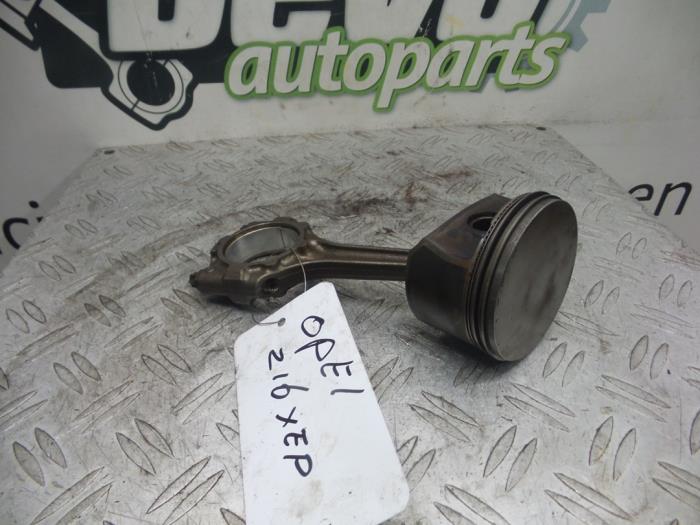 Usagé Piston Opel Zafira Mk.II (M75) 1.6 16V Prix sur demande proposé par DeVo Autoparts