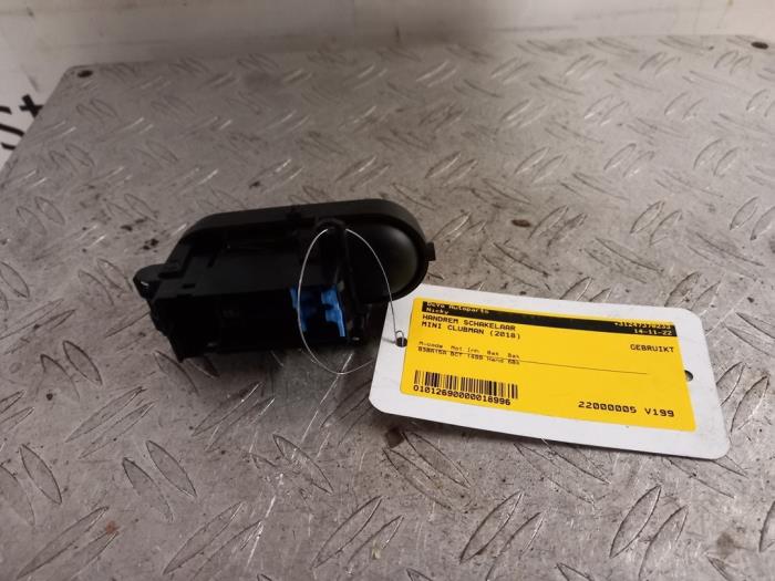 Handbremse Schalter van een MINI Clubman (F54) 1.5 One 12V 2018