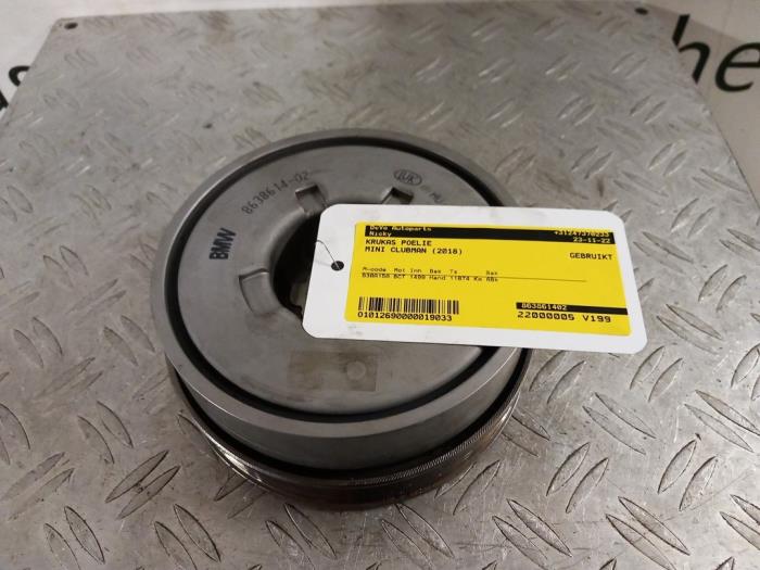 Crankshaft pulley from a MINI Clubman (F54) 1.5 One 12V 2018