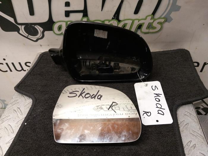 Tapa de retrovisor derecha de un Skoda Octavia (1Z3) 1.2 TSI 2012