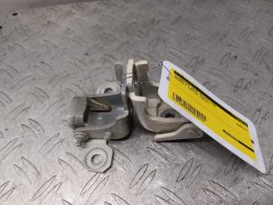 Used Front door hinge, right Renault Captur (2R) 1.2 TCE 16V EDC Price on request offered by DeVo Autoparts
