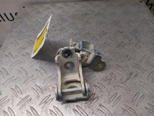 Used Rear door hinge, right Renault Captur (2R) 1.2 TCE 16V EDC Price on request offered by DeVo Autoparts