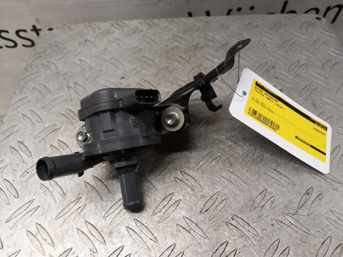 Begagnade Extra vattenpump Toyota Yaris III (P13) 1.5 16V Hybrid Pris på förfrågan erbjuds av DeVo Autoparts
