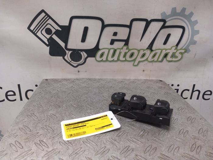Usados Interruptor combinado de ventanillas Nissan Qashqai (J11) 1.2 DIG-T 16V Precio € 42,35 IVA incluido ofrecido por DeVo Autoparts