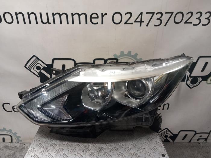 Używane Reflektor lewy Nissan Qashqai (J11) 1.2 12V DIG-T Cena € 363,00 Z VAT oferowane przez DeVo Autoparts
