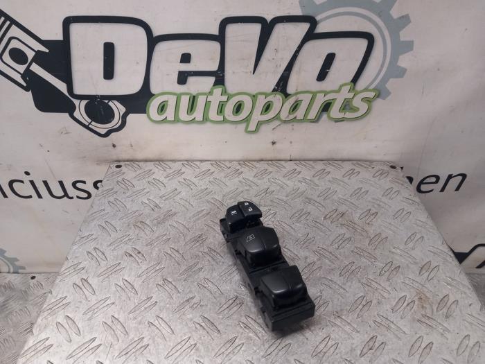 Usados Interruptor combinado de ventanillas Nissan Qashqai (J11) 1.2 12V DIG-T Precio € 42,35 IVA incluido ofrecido por DeVo Autoparts