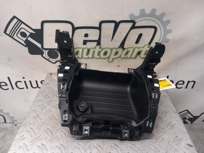 Używane Konsole srodkowe Peugeot 2008 (UD/UK/UR/US/UX) 1.2 VTi 12V PureTech 155 Cena € 36,30 Z VAT oferowane przez DeVo Autoparts
