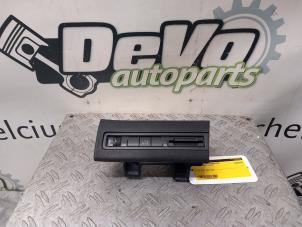 Usados Interruptor de regulador de altura Peugeot 3008 II (M4/MC/MJ/MR) 1.2 12V e-THP PureTech 130 Precio € 24,20 IVA incluido ofrecido por DeVo Autoparts