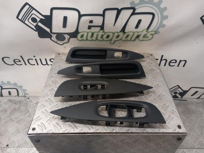 Usagé Divers Nissan Qashqai (J11) 1.2 12V DIG-T Prix € 48,40 Prix TTC proposé par DeVo Autoparts