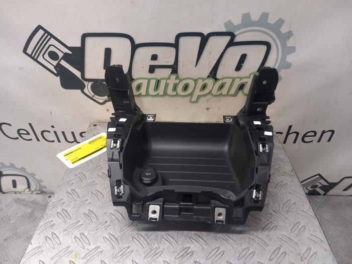 Używane Schowek Peugeot 3008 II (M4/MC/MJ/MR) 1.2 12V e-THP PureTech 130 Cena € 60,50 Z VAT oferowane przez DeVo Autoparts