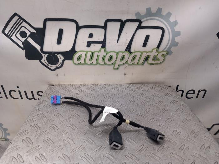 Używane Wtyczka USB Peugeot 508 SW (F4/FC/FJ/FR) 1.6 16V GT PureTech 225 Cena € 42,35 Z VAT oferowane przez DeVo Autoparts
