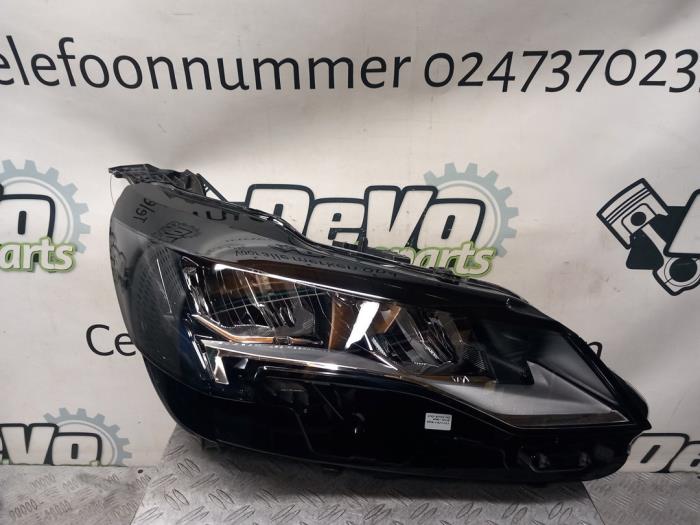 Używane Reflektor prawy Peugeot 3008 II (M4/MC/MJ/MR) 1.2 12V e-THP PureTech 130 Cena € 544,50 Z VAT oferowane przez DeVo Autoparts