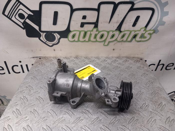 Usagé Pompe à eau Mercedes A (W176) 1.6 A-180 16V Prix € 54,45 Prix TTC proposé par DeVo Autoparts