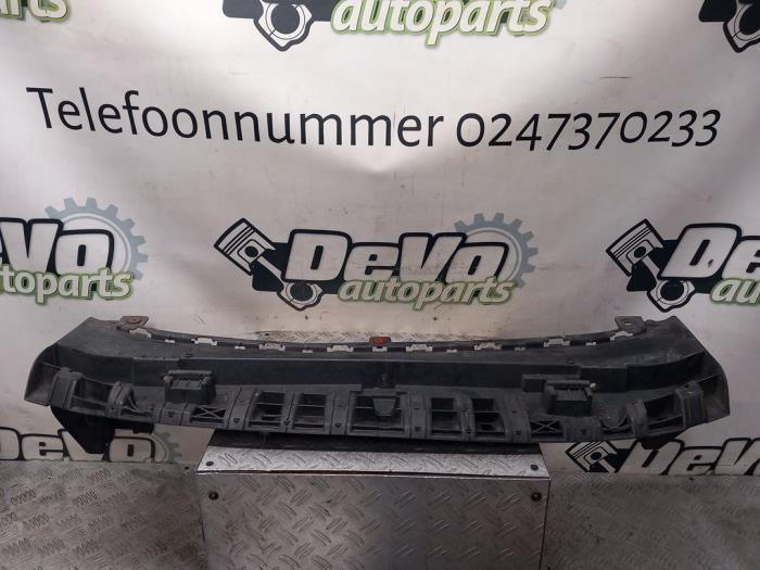 Usados Parachoque placa base Ford Fiesta 6 (JA8) 1.6 TDCi 16V 95 Precio € 36,30 IVA incluido ofrecido por DeVo Autoparts