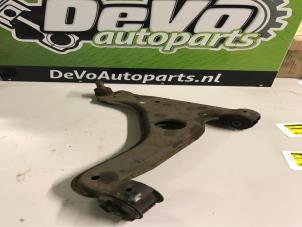 Usagé Bras de suspension avant gauche Opel Astra H (L48) 1.6 16V Twinport Prix sur demande proposé par DeVo Autoparts