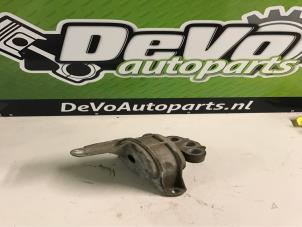 Usagé Support moteur Opel Astra H (L48) 1.4 16V Twinport Prix sur demande proposé par DeVo Autoparts