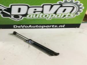 Used Set of gas struts for boot Hyundai i20 1.4i 16V Price on request offered by DeVo Autoparts