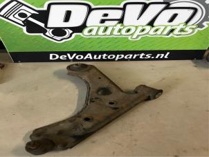 Usagé Bras de suspension avant droit Opel Corsa D 1.4 16V Twinport Prix sur demande proposé par DeVo Autoparts