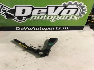 Used Seatbelt tensioner, right Opel Astra H GTC (L08) 1.9 CDTi 120 Price on request offered by DeVo Autoparts