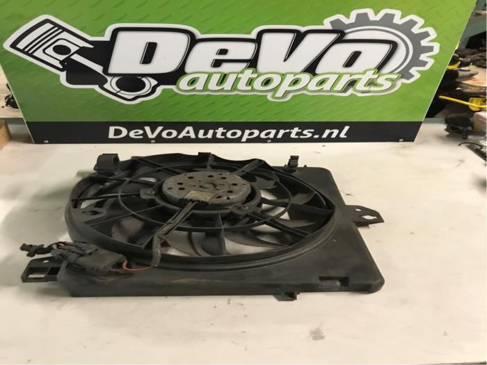 Cooling fans from a Opel Astra H SW (L35) 1.7 CDTi 16V 2004