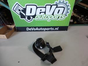 Used Rear seatbelt, centre Ford Mondeo III 2.0 TDCi 115 16V Euro IV Price on request offered by DeVo Autoparts