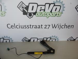 Used Seatbelt tensioner, right Opel Astra H (L48) 1.6 16V Twinport Price on request offered by DeVo Autoparts