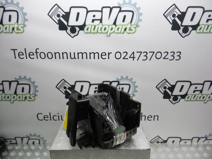 Begagnade Batterilåda Ford B-Max (JK8) 1.0 EcoBoost 12V 120 Pris på förfrågan erbjuds av DeVo Autoparts