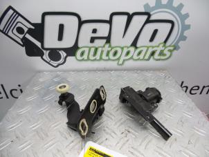 Used Rear door hinge, right Ford B-Max (JK8) 1.0 EcoBoost 12V 120 Price on request offered by DeVo Autoparts