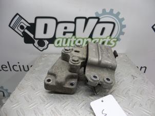 Used Gearbox mount Volkswagen Touran (1T1/T2) 2.0 TDI 16V 140 Price on request offered by DeVo Autoparts