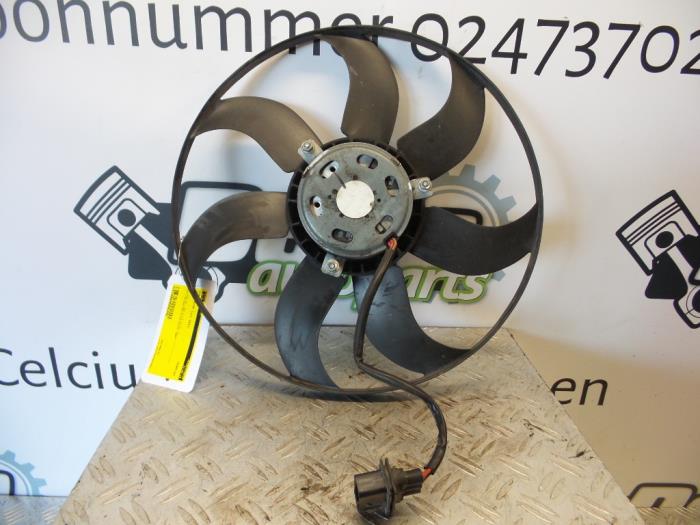 Cooling fans from a Seat Ibiza IV (6J5) 1.2 TDI Ecomotive 2013