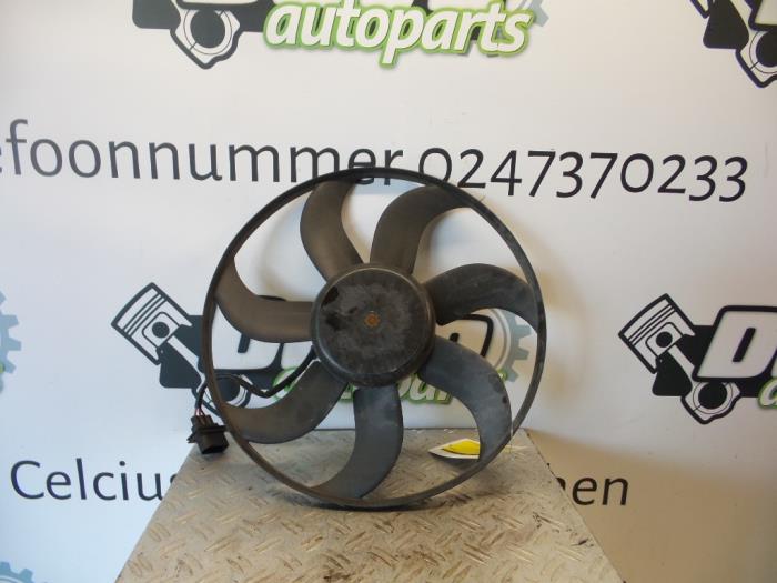 Cooling fans from a Seat Ibiza IV (6J5) 1.2 TDI Ecomotive 2013