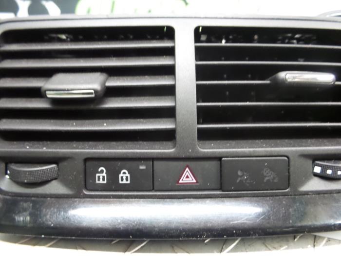 Dashboard vent from a Opel Meriva 1.4 Turbo 16V Ecotec 2012