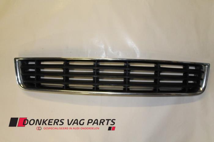Begagnade Stötfångargrill Audi A8 Pris € 25,00 Marginaltabell erbjuds av Donkers VAG Parts