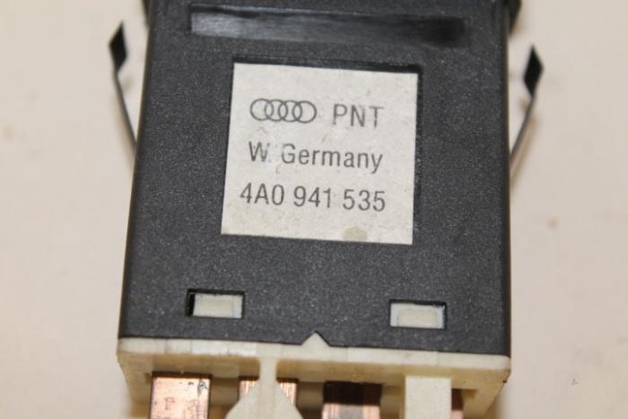 Interruptor luz antiniebla de un Audi 80
