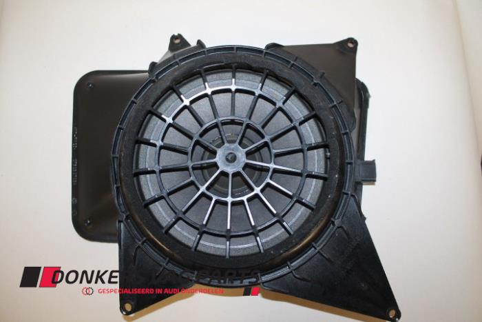 Parcel shelf speaker