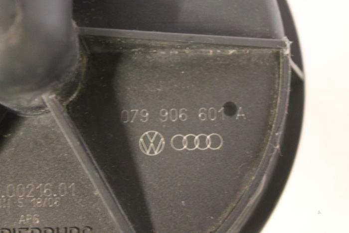 Bomba secundaria de un Audi RS 4 (B7) 4.2 V8 40V