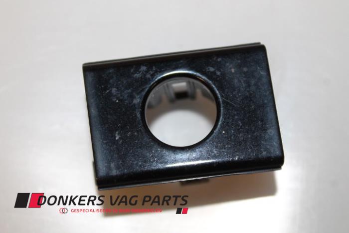 Gebrauchte PDC-Halter Audi Q7 Preis € 3,00 Margenregelung angeboten von Donkers VAG Parts