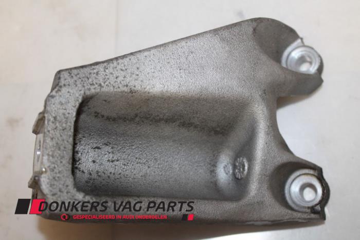 Usagé Support moteur Audi S8 (D3) 5.2 V10 40V Prix € 15,00 Règlement à la marge proposé par Donkers VAG Parts