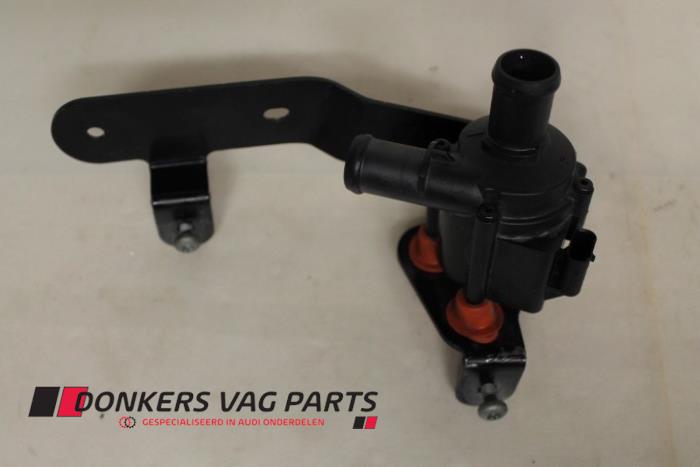 Usagé Pompe à eau Audi SQ5 (8RB) 3.0 TDI V6 24V Prix € 65,00 Prix TTC proposé par Donkers VAG Parts