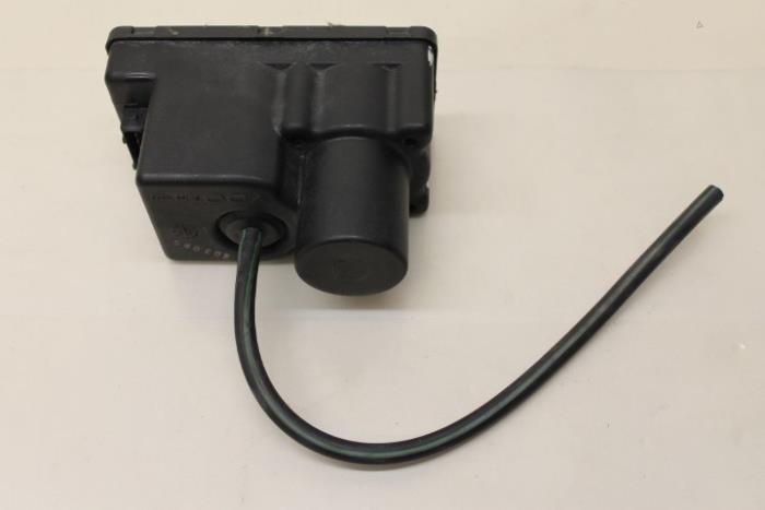Vakuumpumpe Elektrisch Türverriegelung van een Audi 80