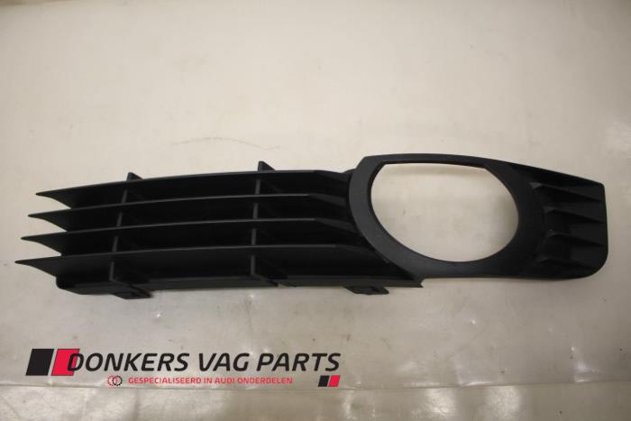 Begagnade Stötfångargrill Audi A8 Pris € 20,00 Marginaltabell erbjuds av Donkers VAG Parts