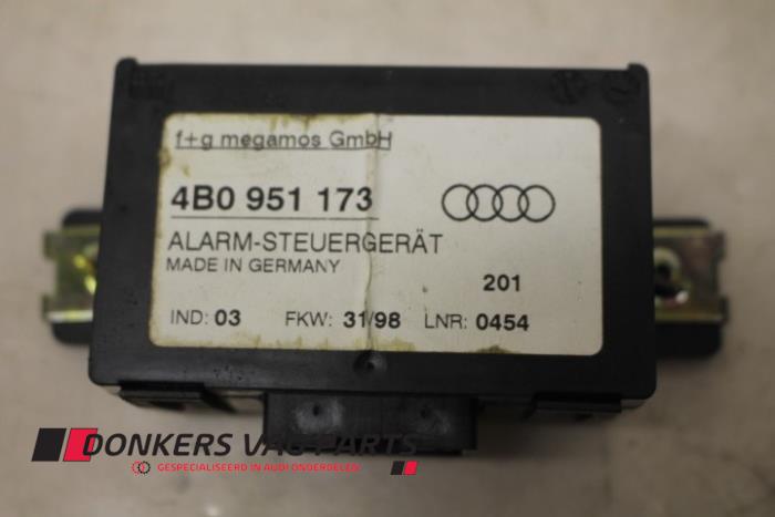 Używane Modul alarmu Audi S4 Avant (B5) 2.7 V6 30V Turbo Cena € 10,00 Procedura marży oferowane przez Donkers VAG Parts