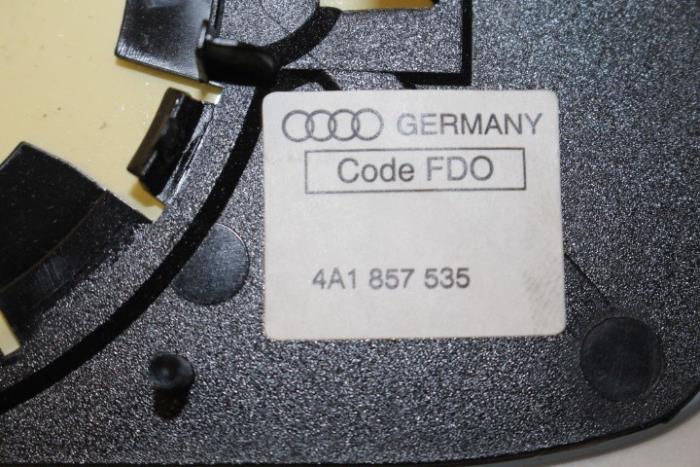 Glace rétroviseur gauche d'un Audi 100