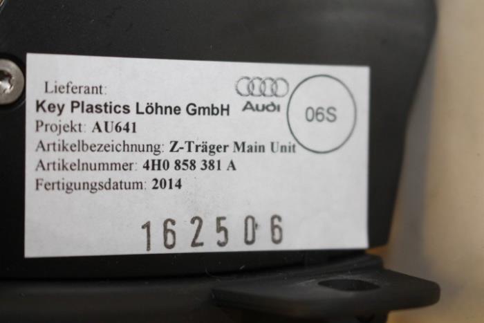 Tapa salpicadero de un Audi A8 2014