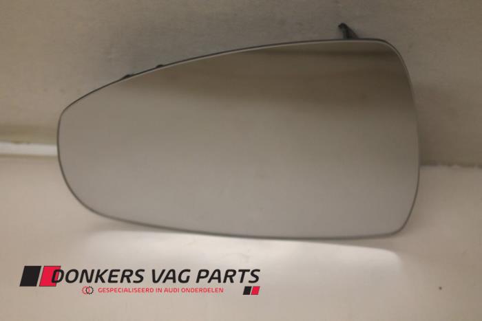 Używane Szyba lusterka lewego Audi A1 Sportback (8XA/8XF) 1.6 TDI 16V Cena € 20,00 Procedura marży oferowane przez Donkers VAG Parts