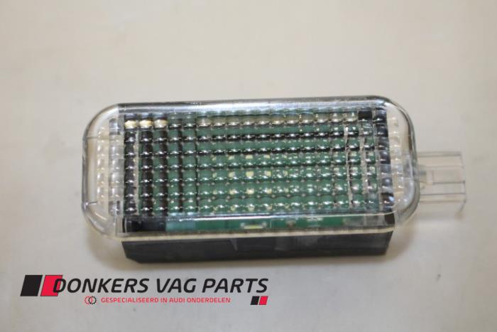 Używane Lampa LED Audi A7 Sportback (4GA/4GF) 3.0 TDI V6 24V Quattro Cena € 8,00 Z VAT oferowane przez Donkers VAG Parts