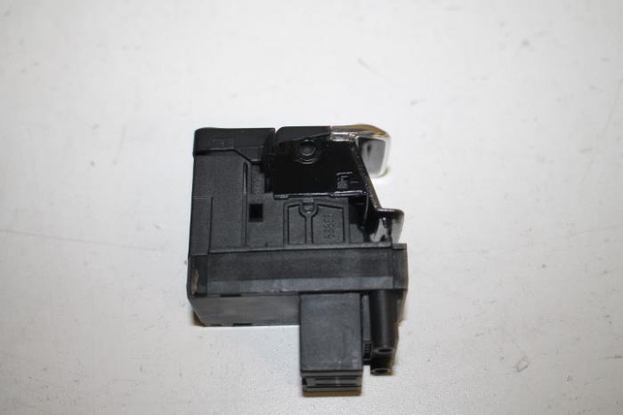 Interruptor de freno de mano de un Audi RS 5 (8T3) 4.2 V8 32V 2012