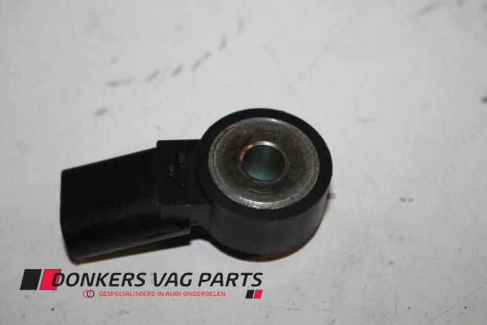 Klopfsensor van een Audi RS7 Sportback (4GA/4GF) 4.0 V8 TFSI 32V 2013