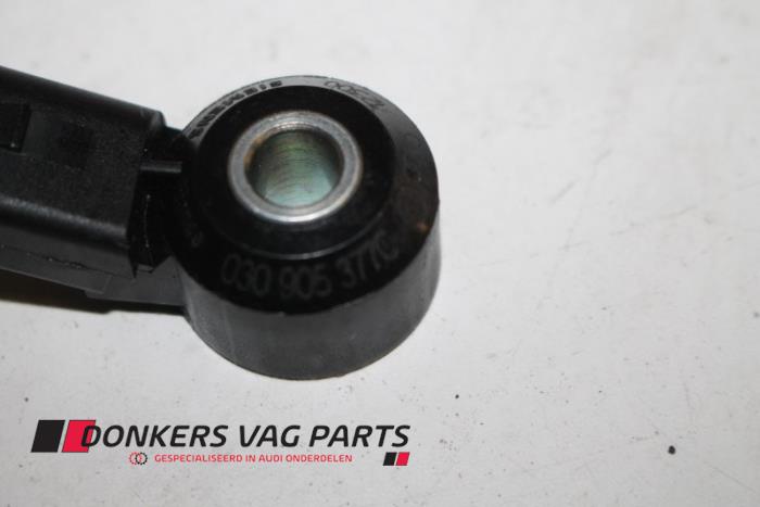Klopfsensor van een Audi RS7 Sportback (4GA/4GF) 4.0 V8 TFSI 32V 2013