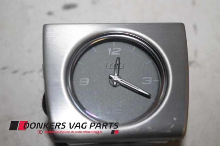 Używane Zegar Audi S8 (D4) 4.0 V8 TFSI 32V Cena € 20,00 Z VAT oferowane przez Donkers VAG Parts